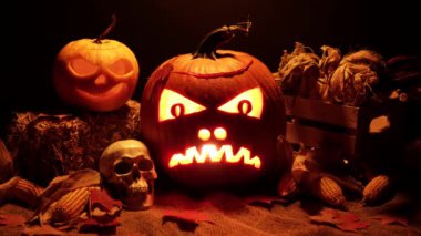 Fenerler ve yanan mum ışıkları kapanıyor. Cadılar Bayramı gece sembolleri ve geleneksel sonbahar tatili süslemeleri. Cadılar Bayramı balkabakları korkunç gülümseme ve parti için gözler.