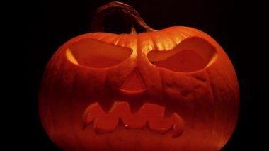Cadılar Bayramı 'nız kutlu olsun. Cadılar Bayramı balkabağı parlayan yüzü, seçici odaklanma. Karanlık arka planda parıldayan korkunç Jack O Lantern ruh iblisi. Geleneksel Cadılar Bayramı sembolü.