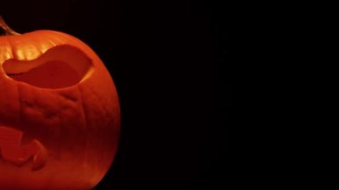 Fener ve yanan mum ışıkları kapanıyor. Cadılar Bayramı gece sembolleri ve geleneksel sonbahar tatili süslemeleri. Cadılar Bayramı kabağı korkunç gülümseme ve parti kutlaması için gözler.