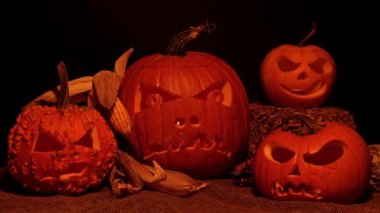 Cadılar Bayramı 'nız kutlu olsun. Cadılar Bayramı balkabaklarının parıldayan yüzleri. Seçici odaklanma. Karanlık arka planda parlayan korkunç Jack O Lantern ruh iblisleri. Geleneksel Cadılar Bayramı sembolü.