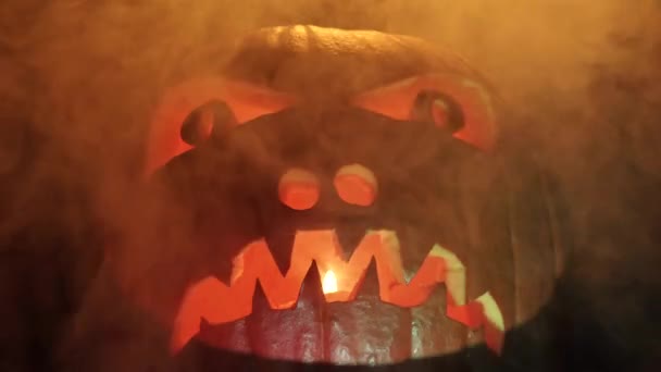 Ijesztő Tökfej Füsttel Körülvéve Jack Lantern Arca Világít Halloweenkor Hagyományos — Stock videók