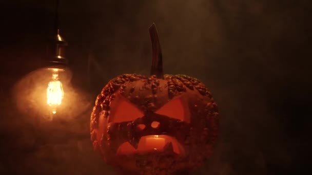 Halloween Kürbis Leuchtet Mit Rauch Kerzenschein Und Dunklem Nachthintergrund Flackernde — Stockvideo