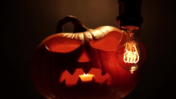 怖い暗いハロウィーンのカボチャのランタンは 笑顔と目を点滅します 伝統的なジャック ランタンのカボチャは 秋の季節のお祝いで燃えるろうそくの光で照らされた装飾 — ストック動画