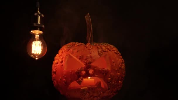 Zucca Spaventosa Con Verruche Fumo Intorno Esso Dimmerando Lampeggiante Lampadina — Video Stock