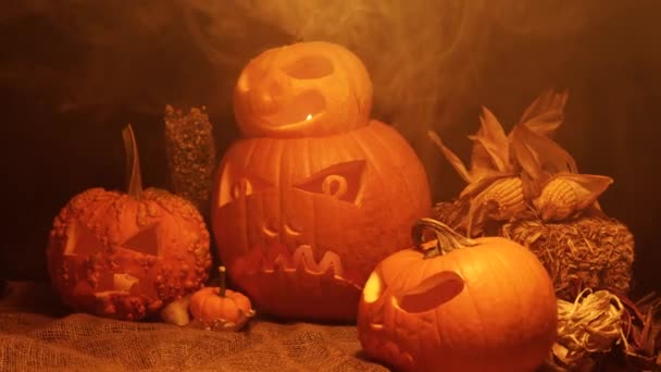 Calabazas Naranjas Halloween Con Velas Parpadeantes Encendidas Horror Fijado Para — Vídeo de stock