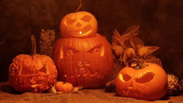 Halloween Pompoenen Decoratie Nachts Mist Rook Jack Lantaarn Verbranden Met — Stockvideo