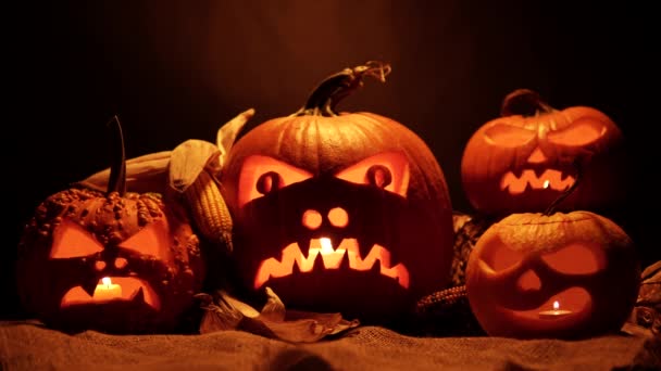 Halloween Dýně Hoří Září Zevnitř Černém Tmavém Pozadí Svíčkami Světla — Stock video