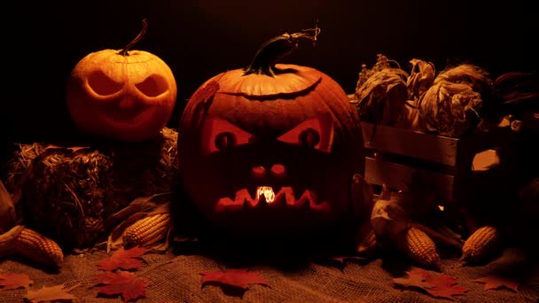 Calabazas Naranjas Halloween Con Velas Parpadeantes Encendidas Horror Fijado Para — Vídeo de stock