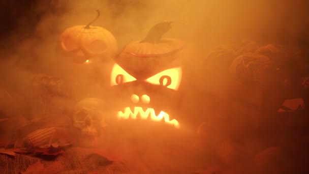 Gesneden Jack Lantaarn Glimlach Enge Ogen Halloweenpompoenen Met Brandende Kaarsen — Stockvideo