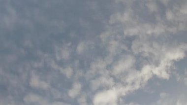 Bulutlarda mavi gökyüzü, daire içinde 360 derece dönüyor.