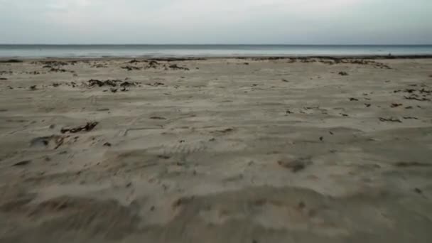 Πετώντας Την Κάμερα Χαμηλά Πάνω Από Την Άμμο Γυρίσματα Στην — Αρχείο Βίντεο