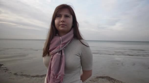 재킷을 스카프를 여자의 조경의 포커스 해변에서 — 비디오