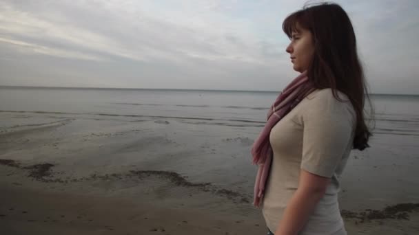 Sahilde Yürüyen Otantik Bir Kadın Açık Renk Bir Kazak Kot — Stok video