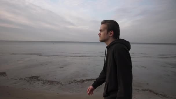 Ένας Αυθεντικός Άντρας Περπατά Κατά Μήκος Της Παραλίας Πλαϊνή Θέα — Αρχείο Βίντεο