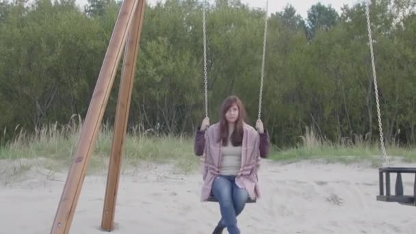 Salıncakta Sallanan Otantik Bir Kız Bordo Bir Ceket Kot Pantolon — Stok video