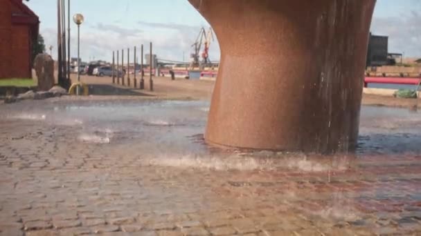 バルト海の港に位置するスペルの街のラウンド錆びた噴水は 近くで撃たれました — ストック動画