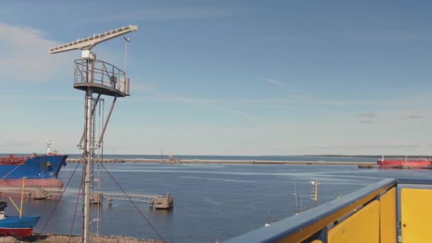 Roterende Zeeradarantenne Aan Baltische Baai Haven Van Ventspils — Stockvideo