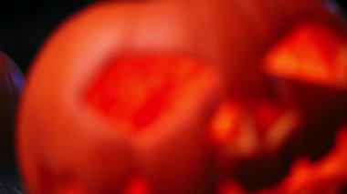 İki balkabağı dumanın içinde bir mum, arkasında karanlık bir arka plan, her yerde bir sis var, Cadılar Bayramı konsepti, korkunç sahneler, korku sahneleri.