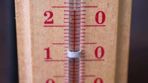 Smutsig Gammal Trätermometer Som Visar Graders Temperatur Varmt Väderkoncept — Stockvideo