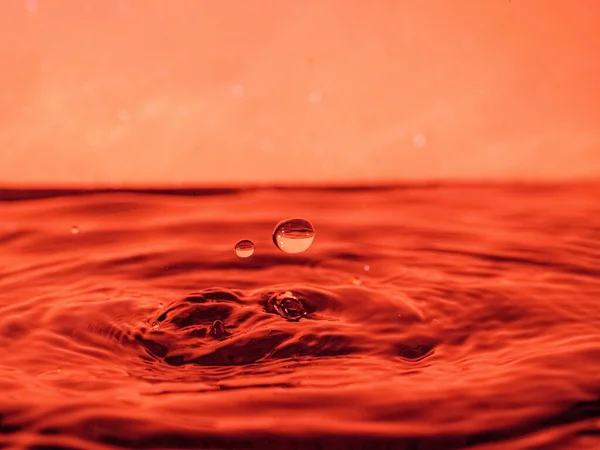 Красная Капля Капает Воду Создает Брызги Разной Формы Счет Брызг — стоковое фото