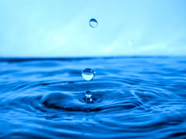 Una Goccia Blu Gocciola Nell Acqua Crea Spruzzi Varie Forme — Foto Stock