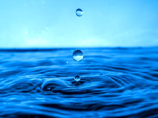 Una Gota Azul Gotea Agua Crea Salpicaduras Varias Formas Las — Foto de Stock