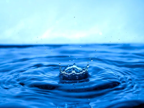 Una Gota Azul Gotea Agua Crea Salpicaduras Varias Formas Las —  Fotos de Stock
