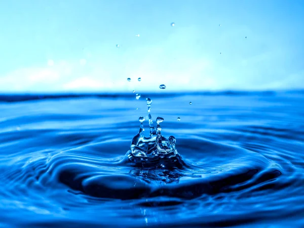 Suya Mavi Bir Damla Damlar Çeşitli Şekillerde Sıçramalar Yaratır Dalgalar — Stok fotoğraf