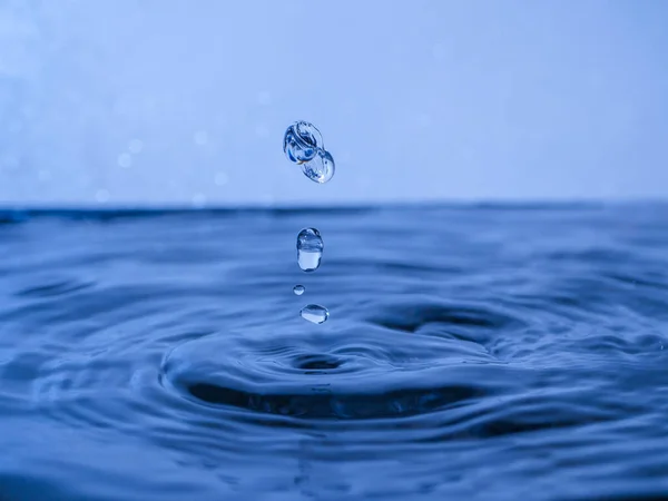 Una Gota Azul Gotea Agua Crea Salpicaduras Varias Formas Las —  Fotos de Stock