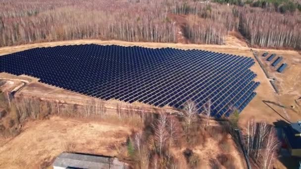 Areal view of a large field filled with solar panels, Alternative source — Stockvideo