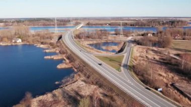 Lielupe Nehri üzerinde çatallı bir hava köprüsü, üzerinde arabaların hareket ettiği bir köprü, bir trafik otoyolu konsepti.