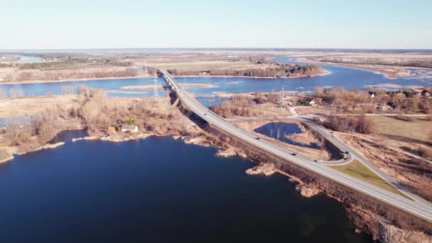 空中观光桥 有一个横越李鲁佩河的岔口 一座汽车可以通过的桥 交通高速公路的概念 — 图库视频影像