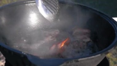 Soğan, et, sebze, patates kızartma sürecinde Özbek milli mutfağından kazan kebap pişirmek ve tüm yemeği pişirmek, dinlenmek ve doğada yemek.