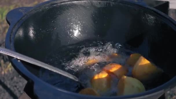 在煮洋葱 土豆和整个菜肴的过程中 在自然界中休息和进食的过程中 烹调一盘乌兹别克斯坦国菜 卡赞龙骨 — 图库视频影像