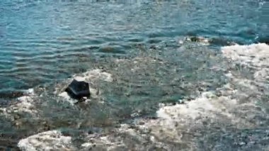 Venta Nehri 'nin Ventas Rumba şelalesinden sonraki görüntüsü, su yavaşça akıyor, 4K' da çekiliyor.