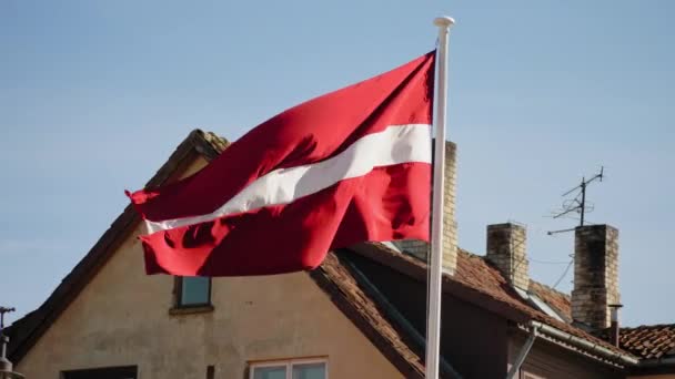 Close Bandeira Letã Agitando Vento Tiro Democracia Política País Europeu — Vídeo de Stock