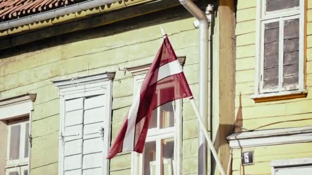 Крупный План Флага Латвии Развевающегося Ветру Снятый Демократия Политика Европейская — стоковое видео