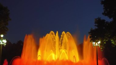 Montjuic 'in sihirli fıskiyeleri. İnsanlar haftada birkaç kez yapılan gösteriyi izliyor.