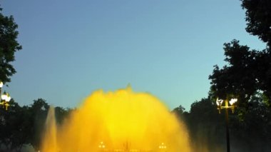 Montjuic 'in sihirli fıskiyeleri. İnsanlar haftada birkaç kez yapılan gösteriyi izliyor.