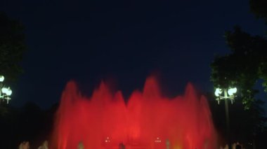 Montjuic 'in sihirli fıskiyeleri. İnsanlar haftada birkaç kez yapılan gösteriyi izliyor.