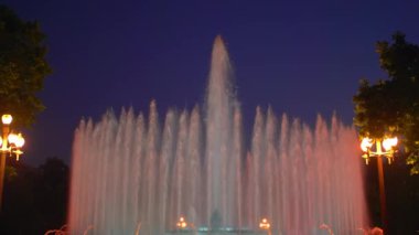 Montjuic 'in sihirli fıskiyeleri. İnsanlar haftada birkaç kez yapılan gösteriyi izliyor.
