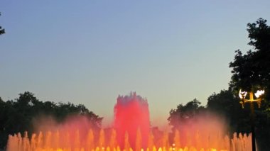 Montjuic 'in sihirli fıskiyeleri. İnsanlar haftada birkaç kez yapılan gösteriyi izliyor.