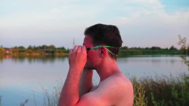 Guy Preparing Swim Lake His Skin His Neck Burned His — Stok video