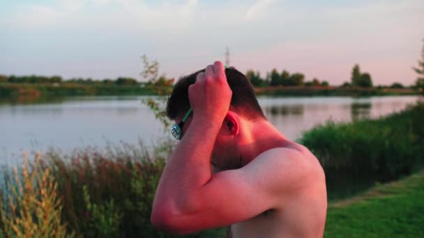 Guy Preparing Swim Lake His Skin His Neck Burned His — Stockvideo