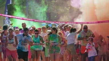 Çocuklar ve yetişkinler Kauguri sokaklarında maraton koşuyor.