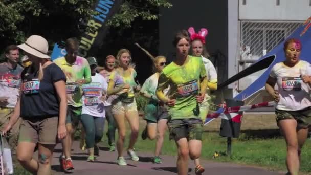 Çocuklar Yetişkinler Kauguri Sokaklarında Maraton Koşuyor — Stok video