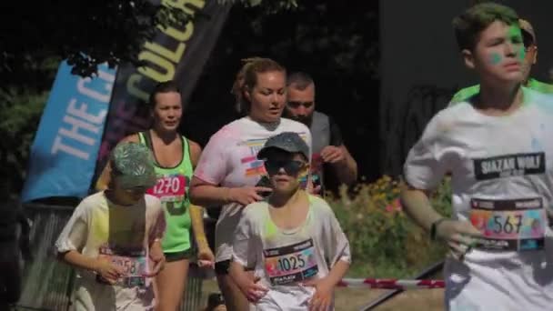 Kinderen Volwassenen Lopen Marathon Door Straten Van Kauguri — Stockvideo