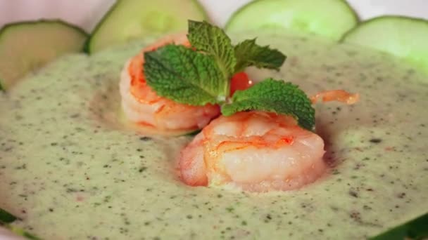 Green Soup Shrimp Cucumbers Cold Soup Hot Weather High Quality — Video Stock