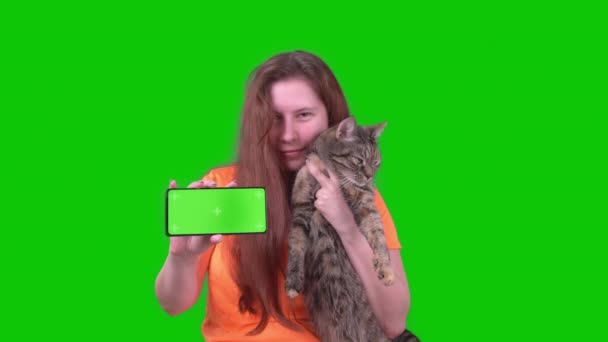 Girl Cat Her Arms Phone Green Background High Quality Footage — Vídeo de stock