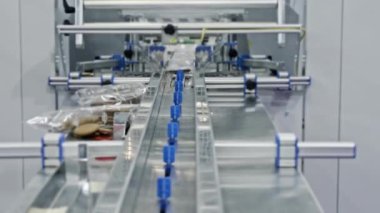 Silikon kaplamalı döner silindirli vakum paketleme makinesi taşıyıcısı. Yüksek kalite 4k görüntü